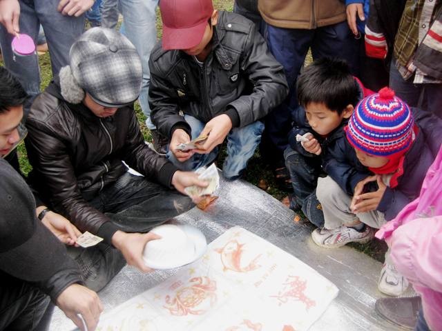 Trò Tôm-Cua-Cá thu hút đông đảo trẻ em tham gia, nhiều em dùng tiền mừng tuổi để "nướng cá". Ảnh Trung Sơn